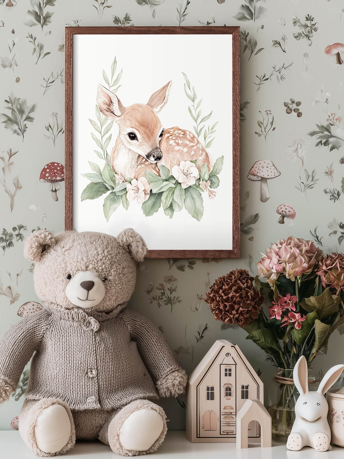 Handmålad barnposter med rådjuret Luna i mörkbrun ekram, närbild i barnrum