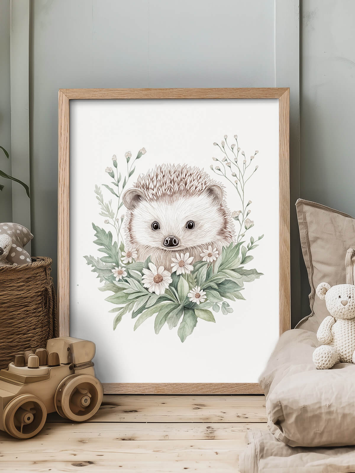 Handmålad barnposter med igelkotten Nilo i ekram, närbild i barnrum