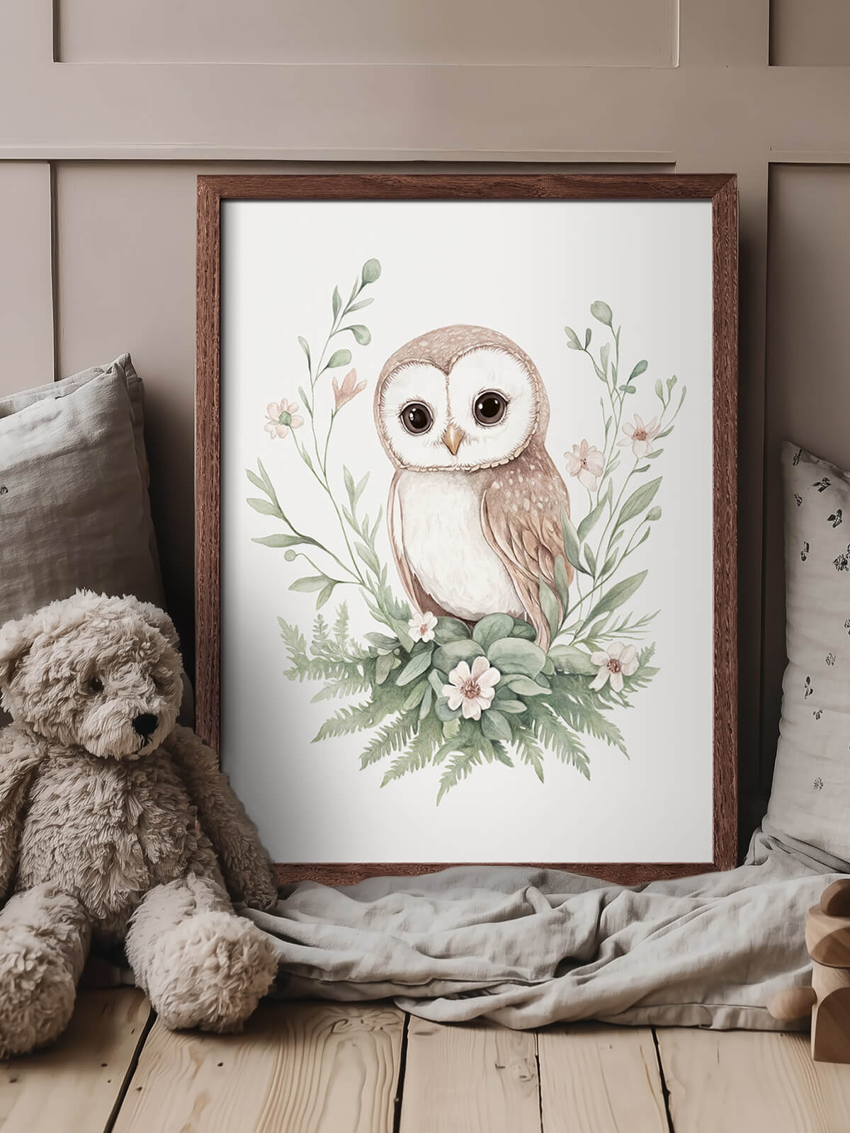 Handmålad barnposter med ugglan Nova i mörkbrun ekram, närbild i barnrum
