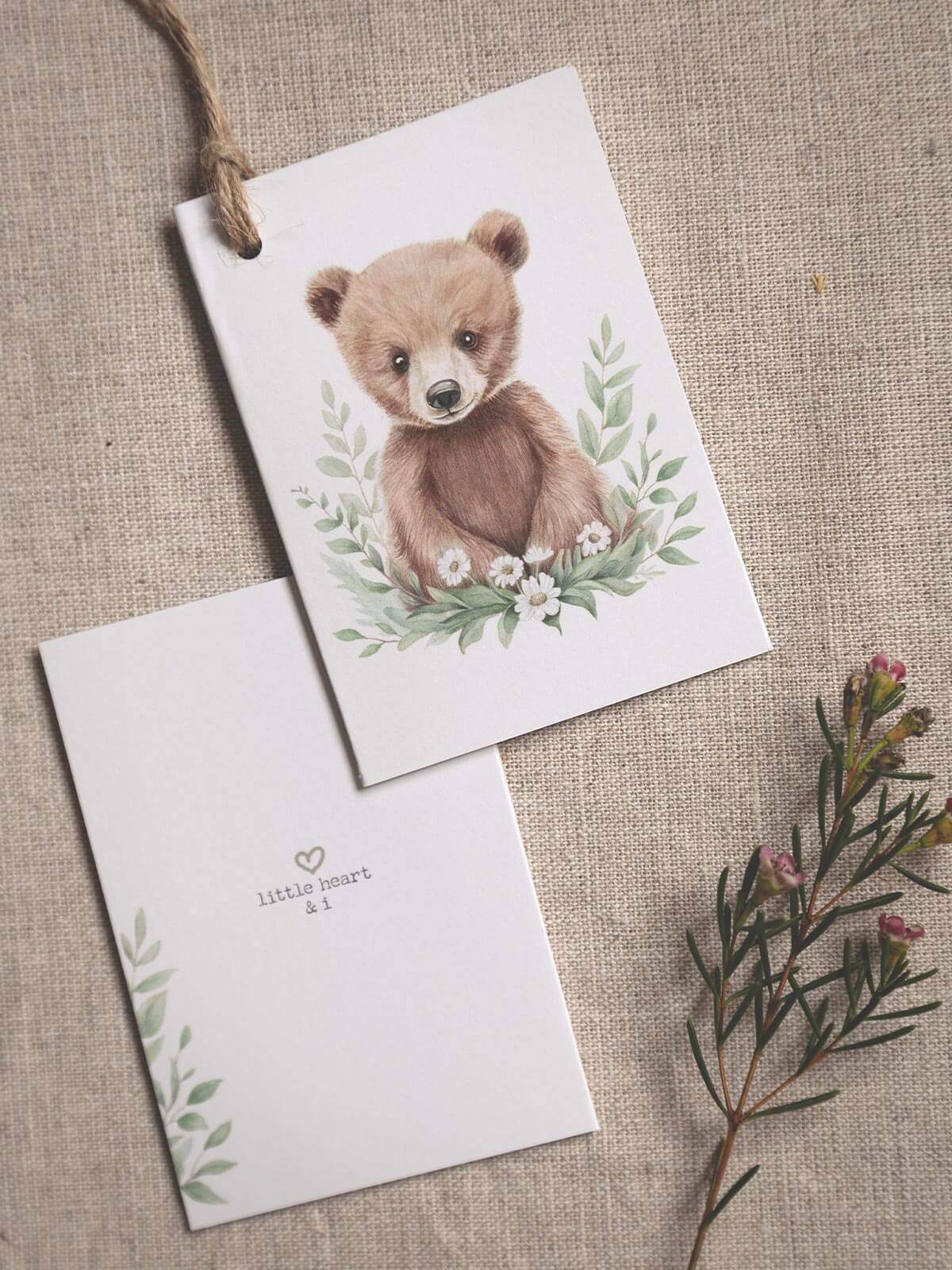 Vikbart minikort björn Benji fram- och baksida på linneduk med natursnöre och blomma