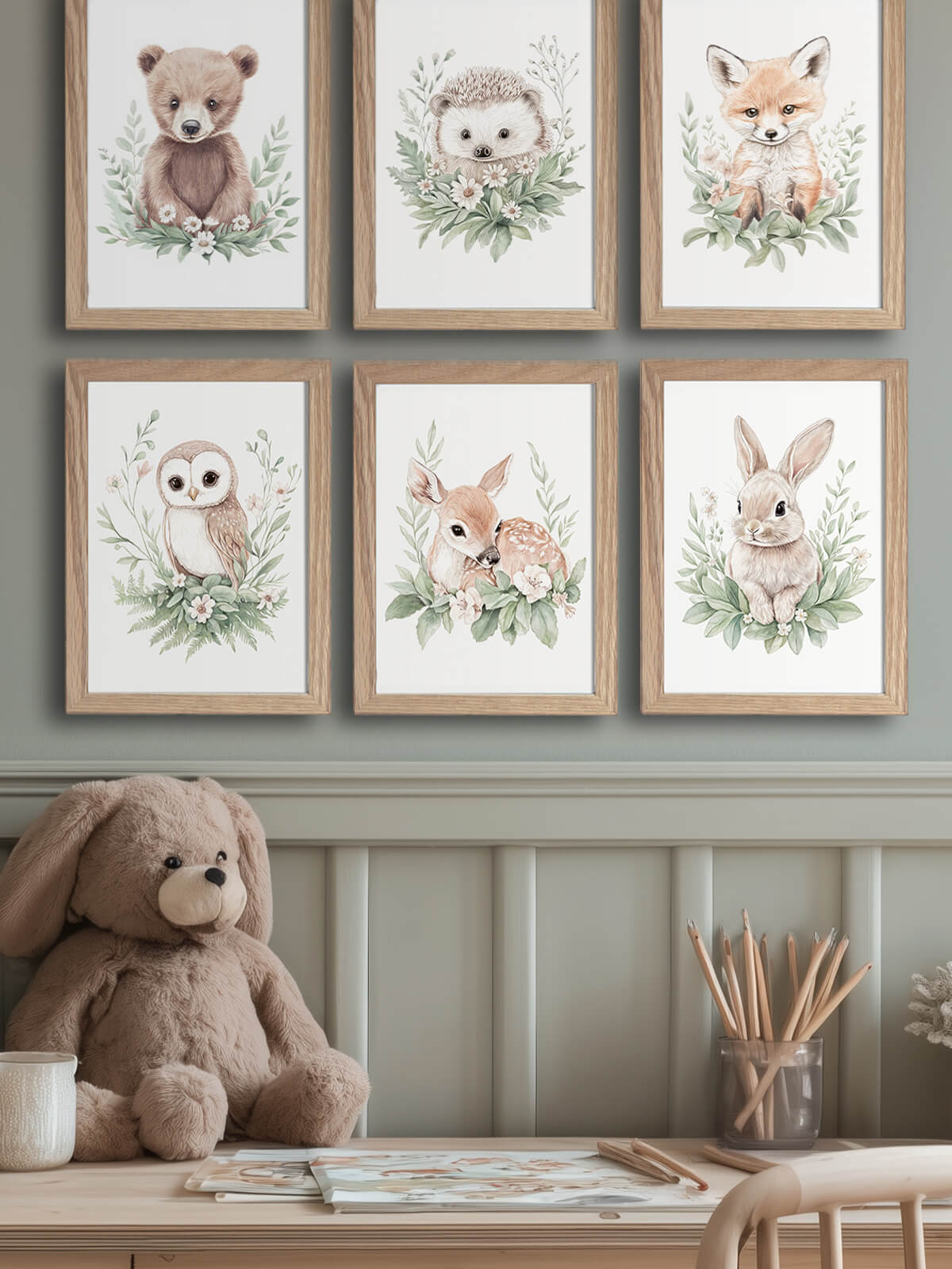 Woodland Wonders kollektion med 6 handmålade akvarellkort A5 i ekram, närbild i barnrum
