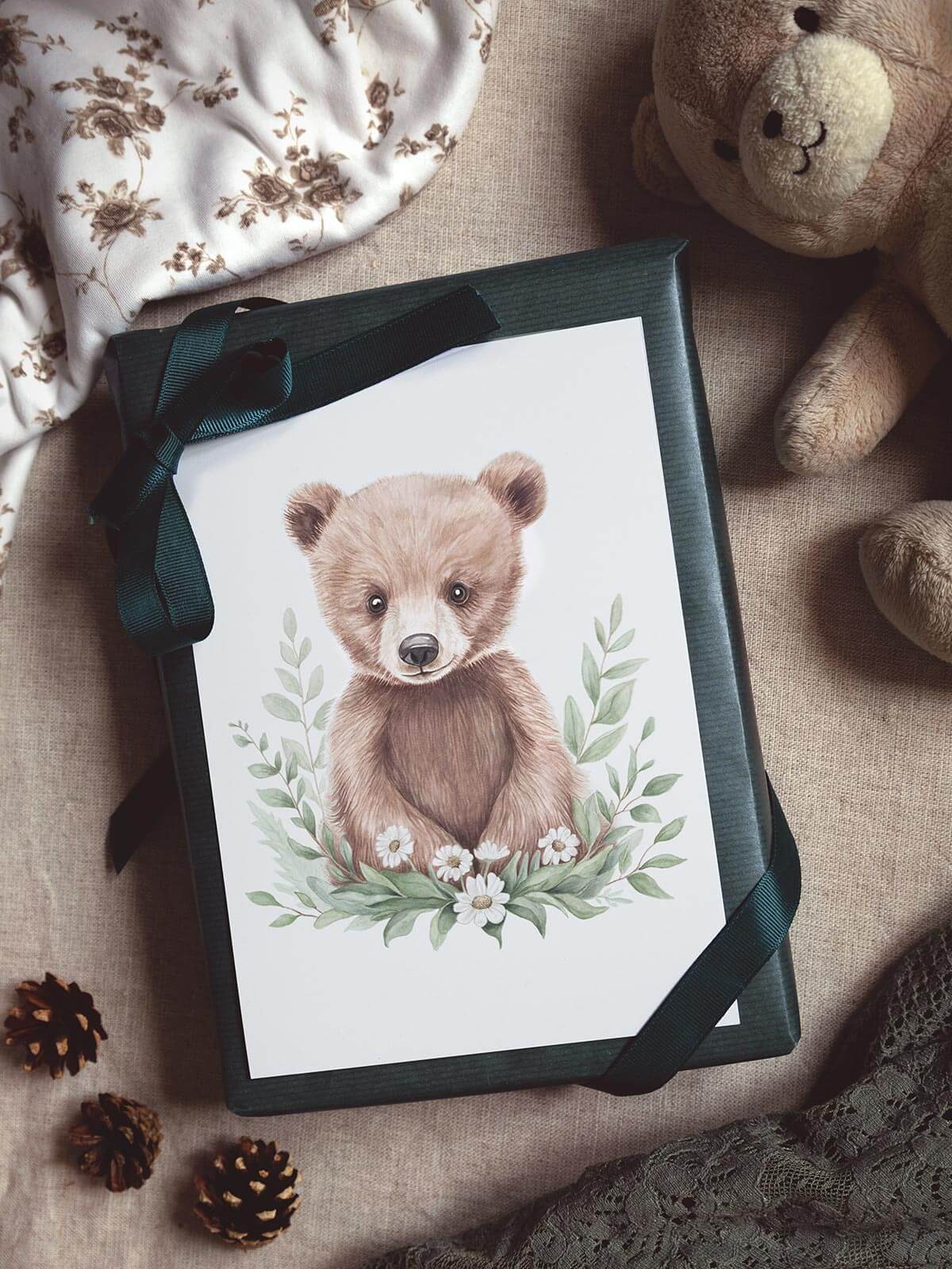A5 akvarellkort med björnen Benji omgivet av present, nallebjörn, babyfilt och kottar
