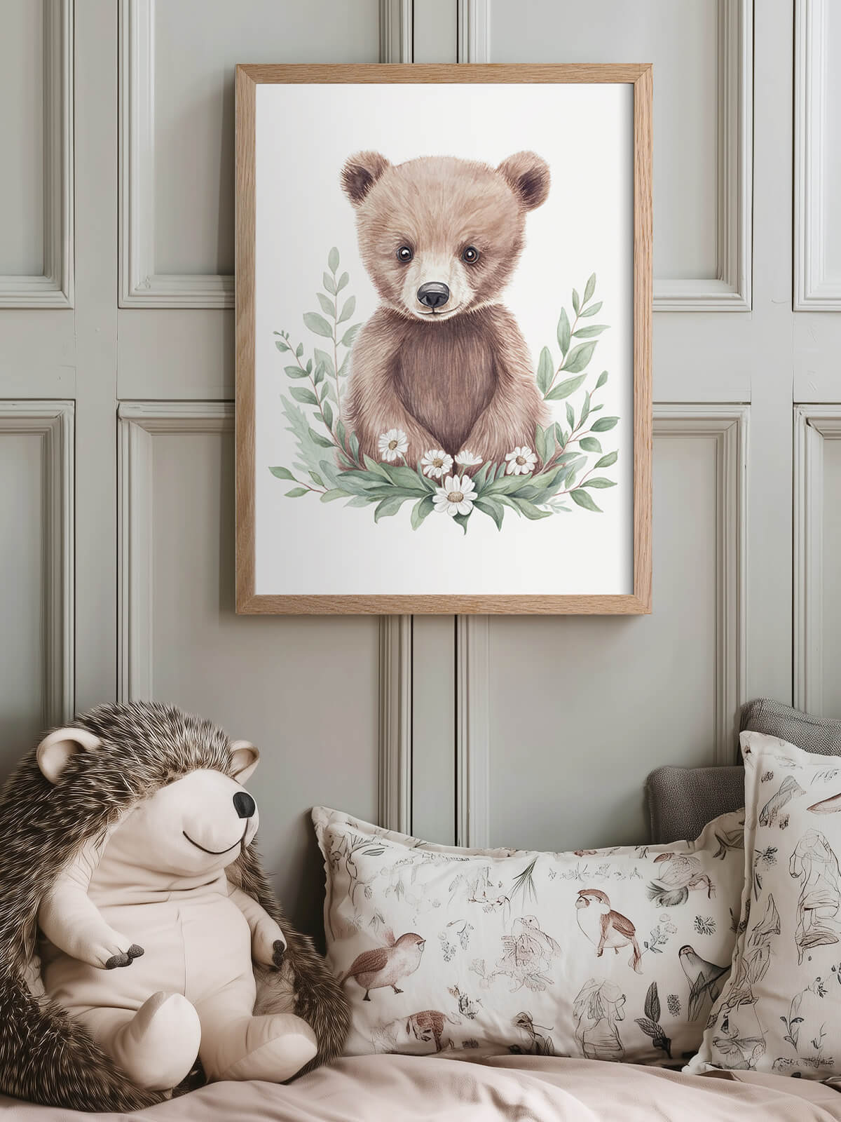 Handmålad barnposter med björnen Benji i ekram, närbild i barnrum