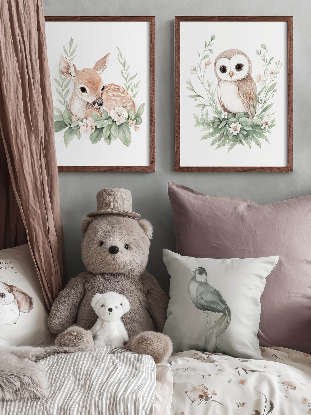 Handmålade barnposters med rådjuret Luna och ugglan Nova i mörkbrun ekram, närbild i barnrum